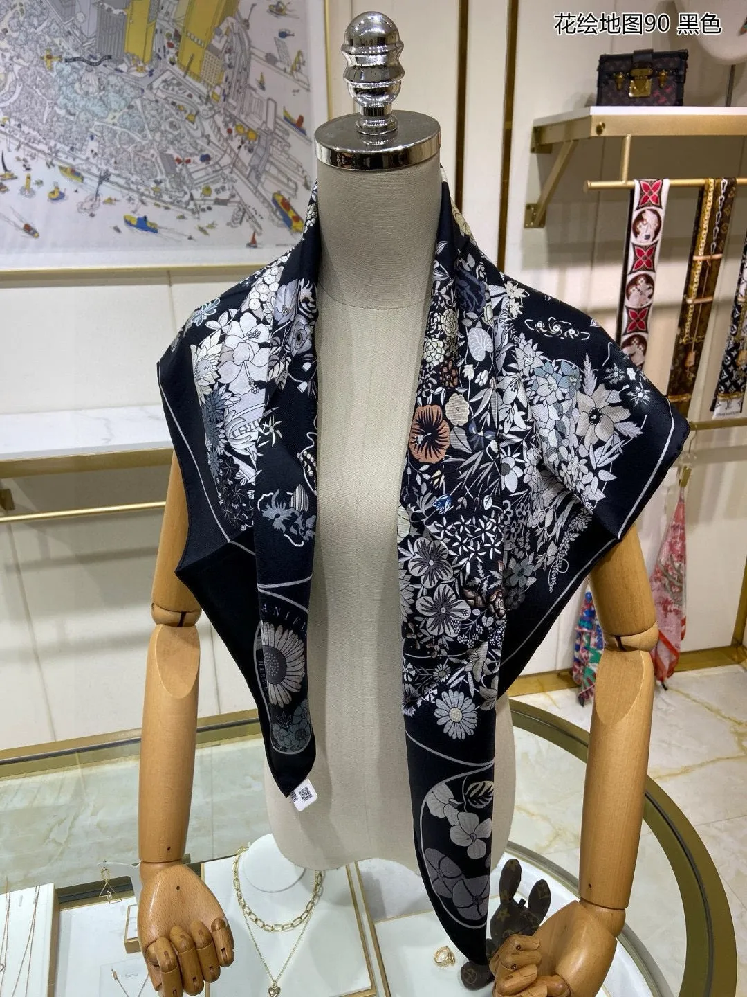 CLTH395 H Planifleurs Scarf 90 / 88.5 x 88.5cm